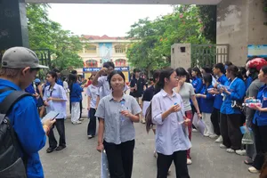 Thí sinh Hà Nội hoàn tất buổi thi thứ 2. Ảnh: LÂM NGUYÊN 