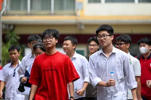 Thí sinh Hà Nội tự tin bước vào môn thi Toán. Ảnh: ĐỖ TRUNG