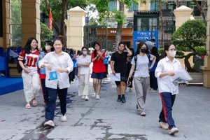 Thí sinh tại điểm thi Trường THCS Trưng Vương, phường Cửa Nam, Hà Nội. Ảnh: VIẾT CHUNG