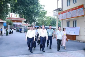 Bộ trưởng Hoàng Minh Sơn và đoàn công tác thăm Điểm thi Trường THPT Kim Động (Hưng Yên) trước giờ thi buổi sáng. Ảnh: ĐÌNH TUỆ