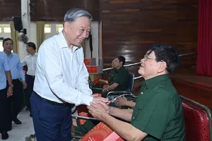 Tổng Bí thư, Chủ tịch nước Tô Lâm thăm hỏi và tặng quà cho thương binh, bệnh binh ở Trung tâm Điều dưỡng thương binh Thuận Thành (phường Ninh Xá, tỉnh Bắc Ninh), ngày 15-7-2025. Ảnh: VIẾT CHUNG