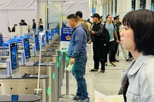 Hành khách làm thủ tục xác thực khuôn mặt tại sân bay. Ảnh: ĐÌNH DƯ