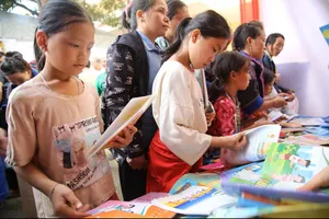 Các em nhỏ tham gia “Phiên chợ 0 đồng”. Ảnh: VƯƠNG LONG
