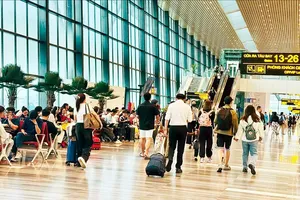 Hành khách xuống cửa ra máy bay tại Nhà ga T3 Cảng Hàng không quốc tế Tân Sơn Nhất. Ảnh: QUỐC HÙNG