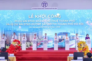 Ngày 22-6, Thủ tướng Lê Minh Hưng và các đại biểu bấm nút khởi công 5 tuyến đường sắt đô thị và 3 dự án nhà ở cho thuê ở Hà Nội. Ảnh: VIẾT CHUNG