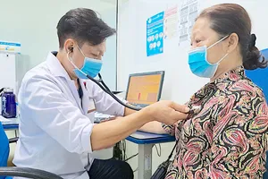 Khám bệnh cho người cao tuổi tại TPHCM. Ảnh: QUANG HUY