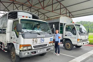 Các thí sinh chuẩn bị sát hạch lái xe. Ảnh: LAM HOÀNG