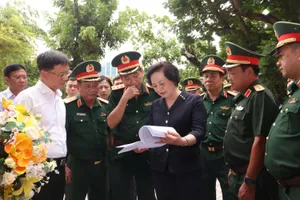 Phó Thủ tướng Phạm Thị Thanh Trà kiểm tra chương trình buổi lễ triển khai tìm kiếm, quy tập hài cốt liệt sĩ tại Công viên Lê Thị Riêng, ngày 5-7. Ảnh: XUÂN KHU
