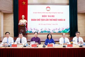 Các đồng chí lãnh đạo Ủy ban Trung ương MTTQ Việt Nam chủ trì hội nghị. Ảnh: QUANG VINH