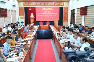 15 giờ 30 phút mới đến giờ họp báo, nhưng từ 14 giờ, đông đảo các phóng viên đã có mặt đông đủ. Ảnh: ĐỖ TRUNG
