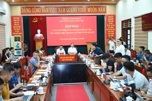 Họp báo về kết quả bài thi môn Toán cao bất thường tại điểm thi Trường THPT chuyên Tuyên Quang. Ảnh: ĐỖ TRUNG