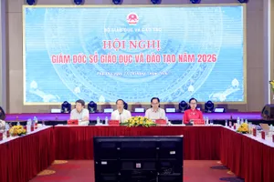 Bộ trưởng Bộ GD-ĐT Hoàng Minh Sơn và các Thứ trưởng Bộ GD-ĐT chủ trì hội nghị. Ảnh: THU MINH