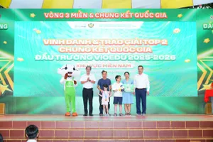 Ban tổ chức trao giải 2 toàn quốc cho thí sinh tại điểm thi TPHCM. Ảnh: LINH MAI