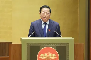 Bộ trưởng Trần Hồng Minh trình Quốc hội tờ trình của Chính phủ về chủ trương đầu tư Dự án đầu tư xây dựng đường Vành đai 5 - Vùng Thủ đô Hà Nội. Ảnh: QUANG PHÚC