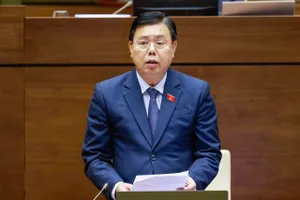 Bộ trưởng Bộ Nội vụ Nguyễn Tiến Hải phát biểu giải trình, làm rõ một số vấn đề đại biểu Quốc hội nêu, sáng 12-8. Ảnh: VIẾT CHUNG