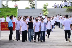 Thí sinh Tuyên Quang kết thúc môn thi Toán chiều 14-8. Ảnh: ĐỖ TRUNG 