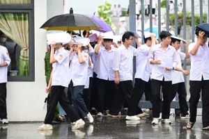 Thí sinh hoàn tất bài thi thứ nhất, môn Ngữ Văn. Ảnh: ĐỖ TRUNG