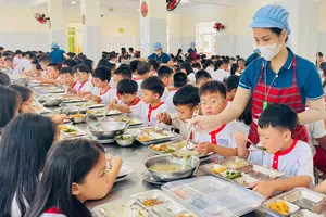 Bữa ăn bán trú của học sinh Trường Tiểu học Quang Trung, phường Tam Thắng, TPHCM. Ảnh KHÁNH CHI