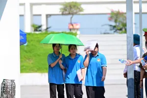 Thí sinh dự thi lại tại Điểm thi Trường THPT chuyên Tuyên Quang. Ảnh: ĐỖ TRUNG