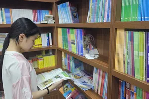 Nhiều phụ huynh, học sinh vẫn đang phải chật vật tìm mua SGK ở các cửa hàng. Ảnh: LÂM NGUYÊN