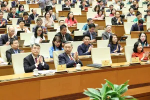 Tổng Bí thư, Chủ tịch nước Tô Lâm và Thủ tướng Lê Minh Hưng cùng các đại biểu Quốc hội tán thành thông qua các luật, nghị quyết, chiều 24-8. Ảnh: QUANG PHÚC