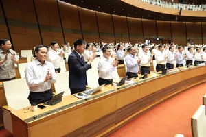 Các đại biểu đoàn TPHCM cảm ơn Quốc hội đã biểu quyết thông qua dự thảo Luật Phát triển đô thị, sáng 24-8. Ảnh: QUANG PHÚC