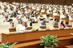 Thủ tướng Lê Minh Hưng và các đại biểu tán thành Quốc hội thông qua các luật sáng 24-8. Ảnh QUANG PHÚC