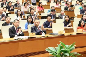 Tổng Bí thư, Chủ tịch nước Tô Lâm và Thủ tướng Lê Minh Hưng cùng các đại biểu tán thành Quốc hội thông qua các luật, nghị quyết, chiều 24-8. Ảnh QUANG PHÚC