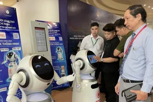 Robot AI và ki ốt thông minh của Trung tâm Hỗ trợ và tư vấn chuyển đổi số TPHCM. Ảnh: KIM THANH