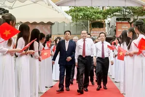 Chủ tịch Quốc hội Trần Thanh Mẫn và các đại biểu dự lễ khai giảng năm học 2026-2027 tại Trường THPT Lê Quý Đôn, tỉnh Hưng Yên, sáng 5-9. Ảnh VIẾT CHUNG