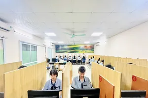 Đây là kỳ PISA lần đầu tiên Việt Nam chuyển từ làm bài trên giấy sang làm bài trên máy tính. Ảnh: MOET
