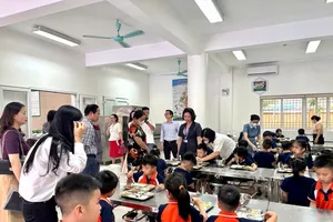 Sở GD-ĐT Hà Nội kiểm tra bữa ăn bán trú tại Trường Tiểu học Ngọc Lâm ngày 9-9-2026. Ảnh: Hồng Hạnh
