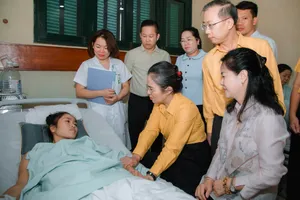 Đoàn cán bộ Ủy ban MTTQ Việt Nam tỉnh Nghệ An trao hỗ trợ đến cô giáo Hoàng Thị Hiền. Ảnh: MTTQ tỉnh Nghệ An