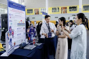 Cần đẩy mạnh hợp tác nhà trường – doanh nghiệp trong kết nối đặt hàng đào tạo nguồn nhân lực chất lượng cao cho các ngành công nghệ mới nổi. Ảnh: TRẦN MẠNH