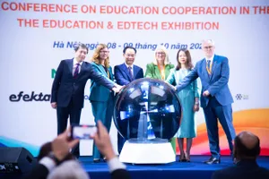 Bộ trưởng Bộ GD-ĐT Hoàng Minh Sơn và các đại biểu khai mạc Triển lãm Giáo dục và Công nghệ giáo dục. Ảnh: NGUYỄN MẠNH