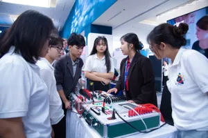 Các đại biểu trao đổi mô hình đào tạo tại Triển lãm Giáo dục và công nghệ giáo dục. Ảnh: NGUYỄN MẠNH