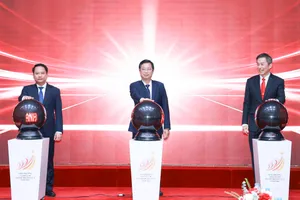 Các đại biểu thực hiện nghi thức công bố Giải thưởng “Vinh danh người truyền lửa” cấp quốc gia năm 2026. Ảnh: QUANG VINH
