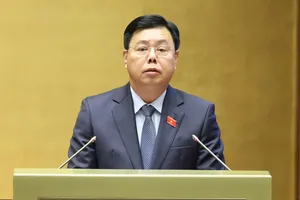 Bộ trưởng Bộ Nội vụ Nguyễn Tiến Hải trình bày tờ trình về dự án Luật sửa đổi, bổ sung một số điều của Luật Bảo hiểm xã hội, sáng 21-10. Ảnh: QUANG PHÚC