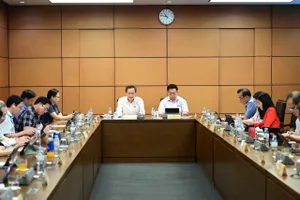 Các đại biểu Quốc hội đoàn Hưng Yên và Tây Ninh thảo luận tại tổ sáng 21-10. Ảnh ĐỖ TRUNG