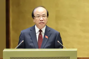 Chủ nhiệm Ủy ban Pháp luật và Tư pháp của Quốc hội Phan Chí Hiếu trình bày báo cáo thẩm tra, sáng 22-10. Ảnh: QUANG PHÚC