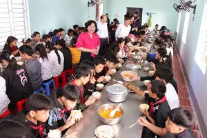 Bữa ăn của các em học sinh trong nhà ăn bán trú Trường Phổ thông Dân tộc bán trú THCS Sủng Máng (phân hiệu 2), xã Sủng Máng, tỉnh Tuyên Quang.