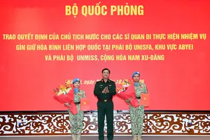 Thượng tướng Nguyễn Trường Thắng trao Quyết định của Chủ tịch nước cho 2 sĩ quan lên đường thực hiện nhiệm vụ GGHB Liên hợp quốc. Ảnh: Bộ Quốc phòng