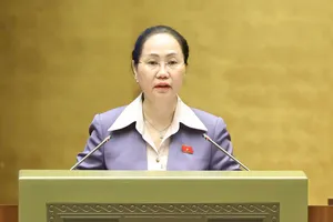 Bộ trưởng Bộ VH-TT-DL Lâm Thị Phương Thanh trình bày tờ trình về dự án Luật Phát triển công nghiệp văn hóa, sáng 24-10. Ảnh: QUANG PHÚC