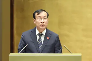 Chủ nhiệm Ủy ban Quốc phòng, An ninh và Đối ngoại của Quốc hội Lê Tấn Tới trình bày báo cáo thẩm tra. Ảnh: QUANG PHÚC