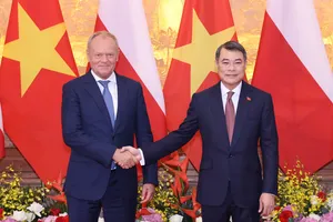 Thủ tướng Lê Minh Hưng và Thủ tướng Donald Tusk, sáng 26-10. Ảnh: QUANG PHÚC