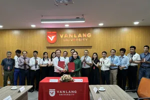 Buổi lễ ký kết hợp tác Đài Khí tượng thủy văn khu vực Nam bộ với Trường Đại học Văn Lang. Ảnh: THANH HIỀN