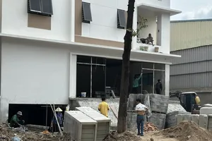 Công trình xây dựng nhà cao tầng tại hẻm đường Phan Văn Trị, phường 1, quận Gò Vấp, TPHCM. Ảnh: THANH HIỀN