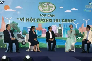 Các khách mới chia sẻ câu chuyện chuyển đổi xanh. Ảnh: THANH HIỀN