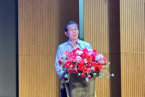 GS.TS. Sử Đình Thành, Giám đốc Đại học Kinh tế TPHCM phát biểu tại hội thảo. Ảnh: THANH HIỀN