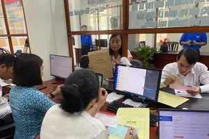 Người dân đến Trung tâm Phục vụ hành chính công phường Vũng Tàu thực hiện thủ tục hành chính. Ảnh: NÔNG NGÂN